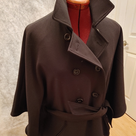 Beautiful Cape Coat. - Picture 2 of 6